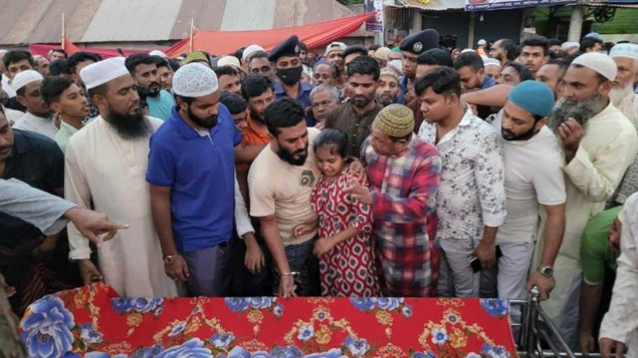 প্যারোলে মুক্তি পেয়ে স্ত্রী ও নবজাতকের জানাজায় ছাত্রলীগ নেতা